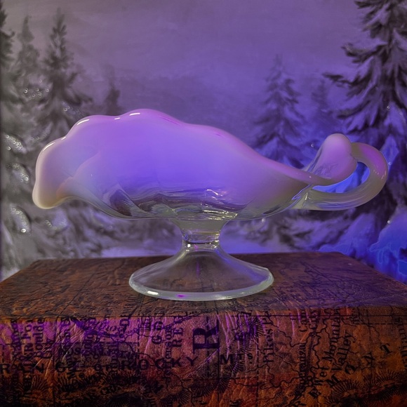 Vintage Northwood Opalescent Glass Handled Nappy Dish (c. early 1900s) - Picture 2 of 13